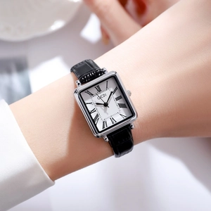 Nahaufnahme der Vintage-Quarzuhr mit römischen Ziffern und schwarzem Lederarmband