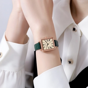 Nahaufnahme der Vintage-Quarzuhr mit Roségoldgehäuse und grünem Lederarmband