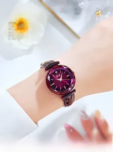 Détail de la montre à quartz GEDI pour femme avec cadran violet facetté et cuir