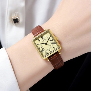 Nahaufnahme der Vintage-Gold-Rechteckuhr mit römischen Ziffern und braunem Lederband