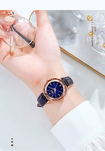 Élégante montre femme Gedi avec cadran bleu soleil et boîtier or rose sur bracelet en cuir