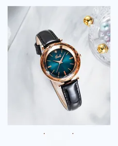 Détail de la montre à cadran turquoise avec verre facetté et bracelet en cuir noir