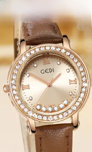 Gros plan d'une montre GEDI pour femme avec boîtier or rose et bracelet en cuir marron