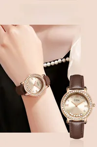 Gros plan montre GEDI femme avec lunette strass or rose et bracelet en cuir marron