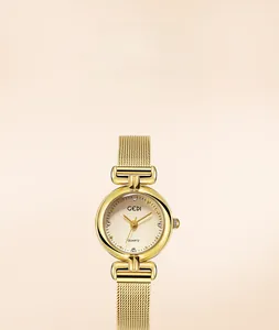 Détail du bracelet en maille dorée et cadran avec index en strass sur montre Gedi