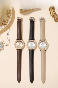 Vue détaillée de trois montres à quartz vintage avec bracelets en cuir et cadran strass