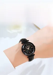 Détail d'une montre Gedi en cuir avec cadran en verre facetté au poignet d'une femme
