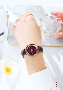 Détail d'une montre GEDI pour femme avec cadran dégradé violet et lunette en or rose au poignet