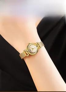 Détail d'une montre Gedi dorée avec bracelet en maille milanaise et cadran à quartz chic