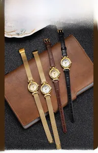 Collection de montres à quartz avec bracelets en maille et cuir sur un carnet en cuir chic