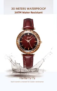 Gros plan d'une montre à quartz pour femme avec bracelet bordeaux et test d'étanchéité 3ATM