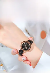 Détail d'une montre femme avec verre facetté et cadran noir à effet soleil élégant