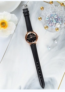 Détail de la montre Gedi avec bracelet cuir, lunette rose doré et cadran noir chic