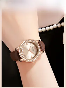 Gros plan d'une montre GEDI pour femme avec strass flottants et bracelet en cuir