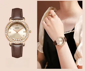 Gros plan d'une montre en or rose avec strass brillants et bracelet en cuir marron