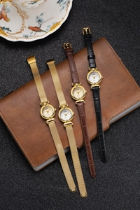 Détail des montres à quartz GEDI avec bracelets en maille et cuir sur fond de cuir