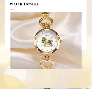 Détails de la montre dorée avec motif cheval à bascule et maillons en forme de cœur