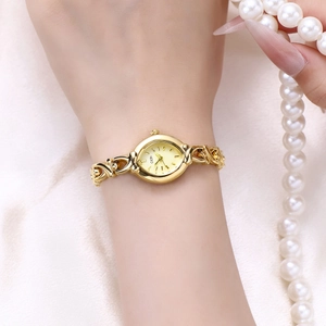 Montre jonc dorée élégante pour femme avec cadran ovale et bracelet en métal évidé