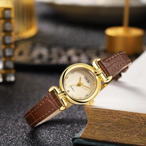 Gros plan d'une montre GEDI vintage à quartz avec boîtier doré et bracelet en cuir brun