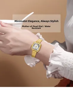 Détail de montre carrée pour femme avec cadran en nacre et bracelet en maille dorée