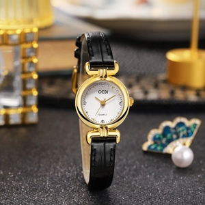Gros plan du cadran doré texturé lin avec index diamants et bracelet en cuir noir élégant