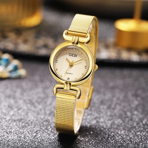 Détail de montre GEDI dorée avec index strass et texture de cadran à motif tissé