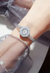 Elegante orologio ottagonale argento con cinturino a catena al polso di una donna