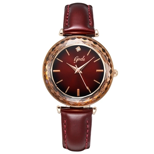 Montre à quartz élégante pour femme avec bracelet en cuir bordeaux et verre facetté