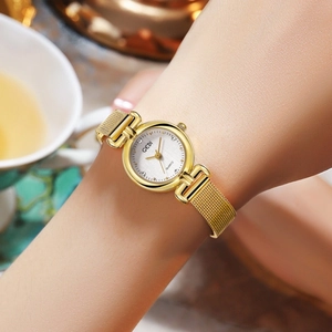Montre à quartz dorée avec bracelet en maille et cadran serti de diamants pour femme