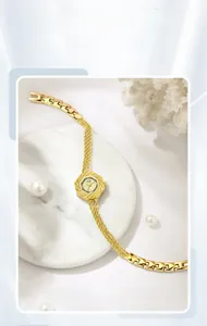 Dettaglio macro dell'orologio ottagonale GEDI con cinturino a maglia dorata e texture raffinata