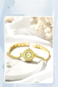 Dettaglio dell'orologio ottagonale dorato con elegante cinturino a catena con nappe