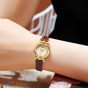 Gros plan sur la montre à quartz dorée GEDI avec bracelet cuir brun et strass
