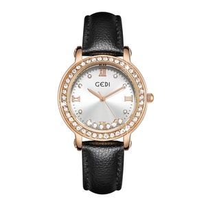 Détail de la montre GEDI or rose avec cristaux mobiles sur cadran blanc et bracelet en cuir