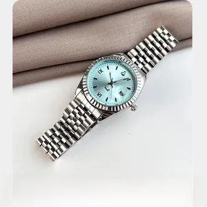 Détail macro du cadran bleu glacé avec lunette cannelée et fenêtre de date loupe