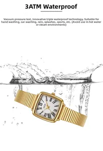 Gros plan d'une montre carrée dorée dans l'eau montrant la fonction étanche 3ATM fiable
