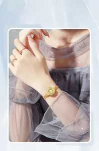 Dettaglio dell'elegante orologio ottagonale dorato con cinturino a catena a tre fili