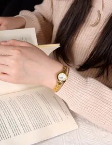 Elegante orologio al quarzo dorato con bracciale sottile indossato da una modella