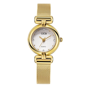 Détail d'une montre à quartz GEDI dorée avec bracelet en maille et index en strass