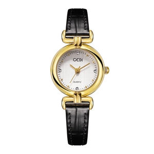 Détail d'une montre à quartz GEDI avec boîtier rond doré et bracelet en cuir noir