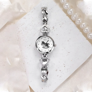 Montre à quartz argentée pour femme avec bracelet chaîne à cœurs et cadran cheval de bois