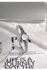 Vista dettagliata dell'orologio a bracciale GEDI argento su maglia bianca con rivista