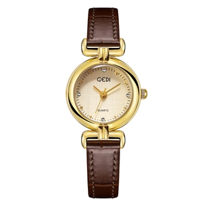 Gros plan détaillé de la montre GEDI dorée avec cadran champagne et bracelet en cuir brun
