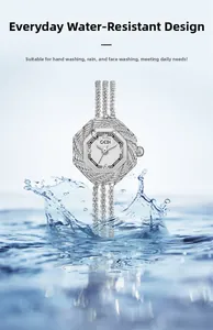 Dettaglio orologio ottagonale argento con spruzzi d'acqua per display impermeabile