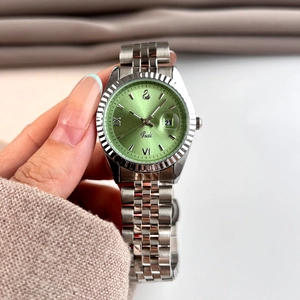 Vue détaillée du cadran vert soleil avec guichet de date et lunette cannelée