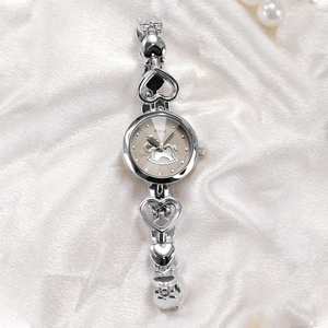 Montre à quartz argentée pour femme avec maillons en cœur et motif de poney sur le cadran
