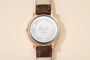 Gros plan du fond du boîtier en acier inoxydable et bracelet en cuir à couture blanche