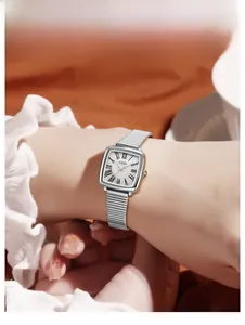 Gros plan détaillé d'une montre à quartz carrée avec cadran en nacre blanche
