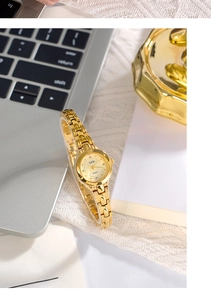 Dettaglio dell'orologio GEDI in oro al quarzo con bracciale a maglie su una scrivania