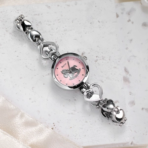 Montre bracelet élégante à maillons cœur argentés avec cadran rose et motif éléphant