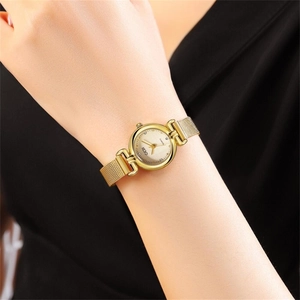 Montre à quartz élégante pour femme avec bracelet doré en maille et cadran rond texturé